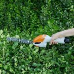Akumulatorski trimer za travu sa točkićima – 2 baterije, brushless motor - Slika 6