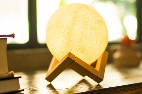 3D Mesec lampa na drvenom postolju sa teksturom površine Meseca