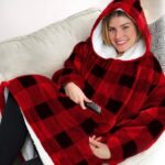 Huggle karirano ćebe sa kapuljačom i rukavima – crveno-crno - Slika 2