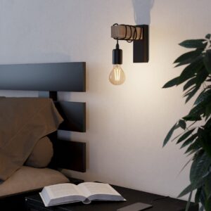 Zidna lampa TOWNSHEND 43514 pored kreveta u enterijeru