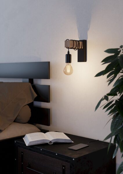 Zidna lampa TOWNSHEND 43514 pored kreveta u enterijeru