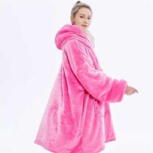 Huggle roze ćebe sa kapuljačom i rukavima
